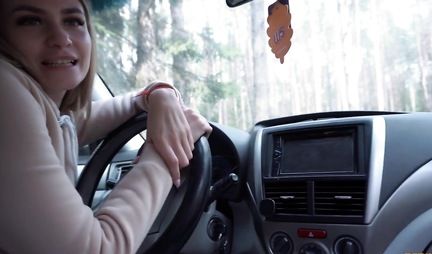 Russian nurse made a blowjob right in the car and does not mind sex in nature