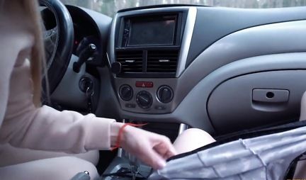 Russian nurse made a blowjob right in the car and does not mind sex in nature