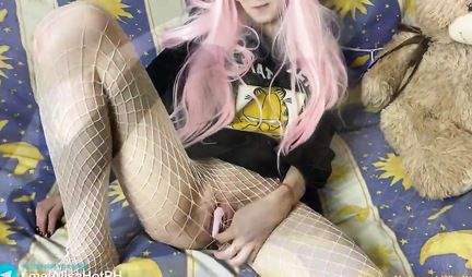 Russian young girl in the car polishes the cock with her lips and fucks with her lover