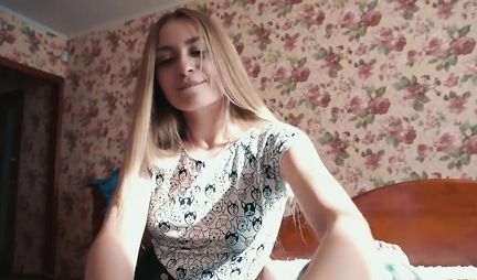 Russian wife after a blowjob rides a dick and gets an orgasm from homemade porn