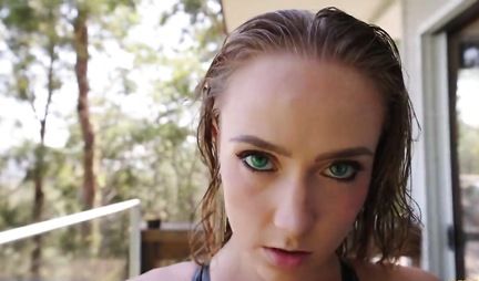 Girl in latex and high heels substitutes ass for deep anal