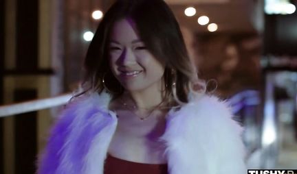 Skinny Asian after masturbation substitutes her ass for anal fucking