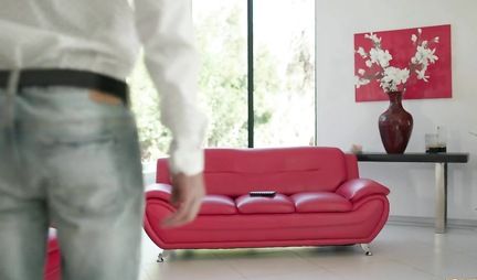 The mulatto, after jerking off the penis, sat on the bolt of a pumped-up lover and cums