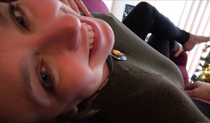 Close-up mature mom substitutes her pussy for homemade porn