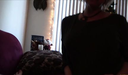 Close-up mature mom substitutes her pussy for homemade porn