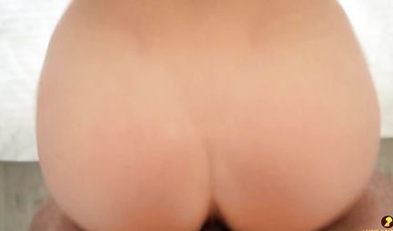 Brunette mommy stripped naked and framed a juicy hole for homemade porn