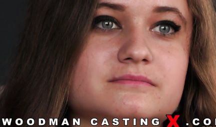 During Woodmans casting, chick enjoys double penetration