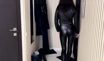 Russian girl in a pose of cancer substitutes a juicy pussy for homemade porn