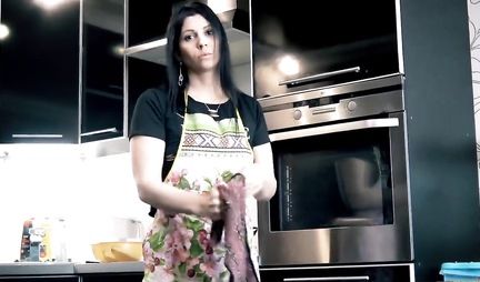 Russian mom after blowjob bent cancer and framed her pussy for love