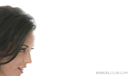 Slender brunette podmahivaet and gets pleasure from intercourse with her lover