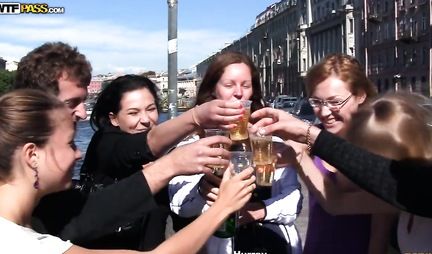 A crowd of Russians in the living room staged a real orgy with an orgasm in the final