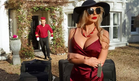 Lady with big tits tried the cock of the receptionist in ...