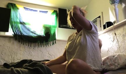 A mature woman is in a pleasant shock from a sensual and gentle kuni