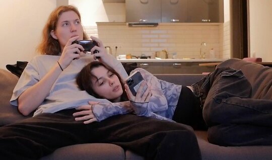 A skinny girl gently sucks and coolly jumps on the penis ...