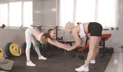 Lesbians take a shower together and lick juicy holes