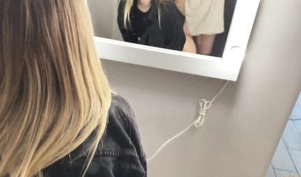 The blonde took a neighbors big dick in her mouth right in the corridor