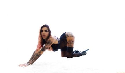 Tattooed woman in stockings sat down on a big dick and finished