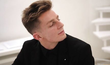 Secretary in stockings while talking with guys gets anal with double penetration