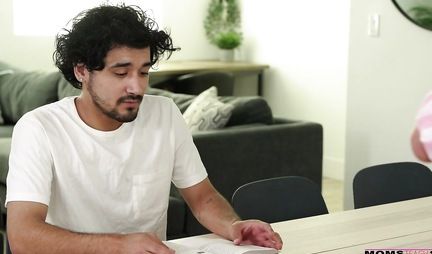 Mom in stockings caved in front of her lover and framed a gap for love