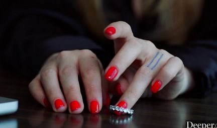 A beauty with big tits in a pose of cancer substitutes a juicy slit for vaginal