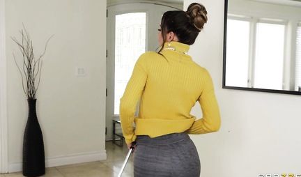 The mother saw a member of her daughters boyfriend and decided to give a blowjob