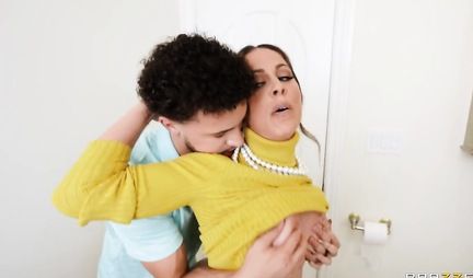 The mother saw a member of her daughters boyfriend and decided to give a blowjob