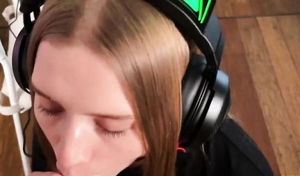 Russian chick knows how to give a great homemade blowjob