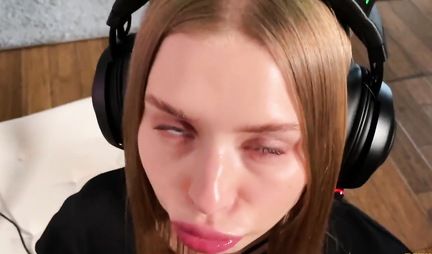 Russian chick knows how to give a great homemade blowjob