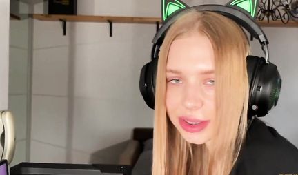 Russian chick knows how to give a great homemade blowjob