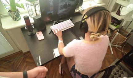 Russian chick had to break away from the game for sex