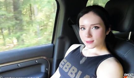 A man took a Russian chick into the forest and fucked her pussy in nature