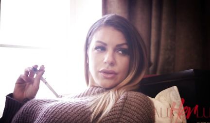 Gorgeous blonde gave her juicy pussy a lesbian lick