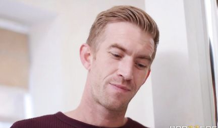 The mulatto tries the big dick of her guest in the bathroom