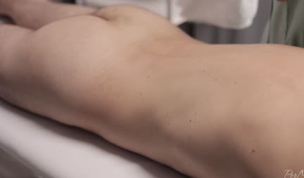 The masseuse jerks off the man's big dick as a bonus