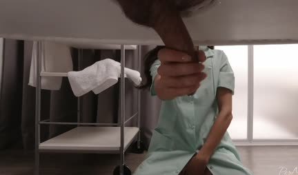 The masseuse jerks off the man's big dick as a bonus