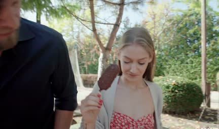 Skinny chick after a romantic walk gave a blowjob