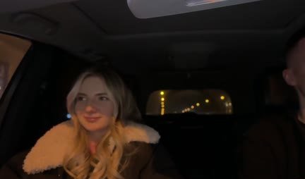 Young bitch agreed to give in the cap right in the car