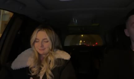 Young bitch agreed to give in the cap right in the car