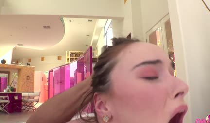 Slim chick got double pleasure at the casting