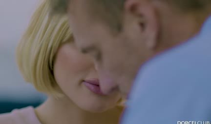 Blonde in stockings wet pussy saddled friend's trunk