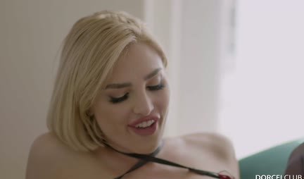 Blonde in stockings wet pussy saddled friend's trunk