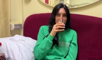 Russian woman drank a little and gave a blowjob to a new friend