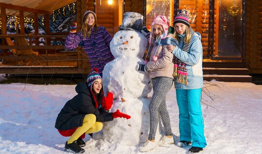 Russian chicks arrange an orgy in a country cottage