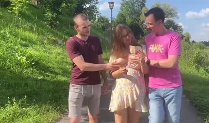 Russian pickup artist treated a mature woman to a cock right in the car