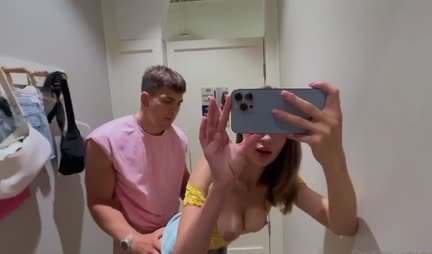 A skinny chick sucks a pick-up artist's strong shaft in public