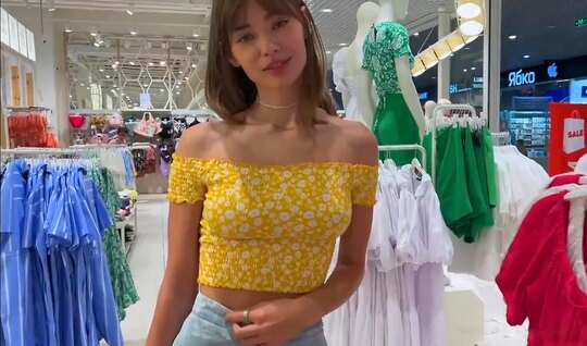 A skinny chick sucks a pick-up artist's strong shaft in p...