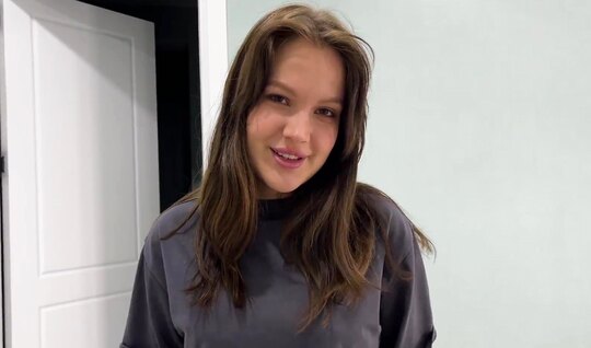 A young chick came to a friend for coffee and gave a blowjob