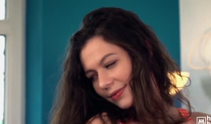 Brunette exposed her wet pussy to a stranger in the dorm