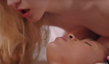 Mulatto with friends enjoys threesome sex in bed