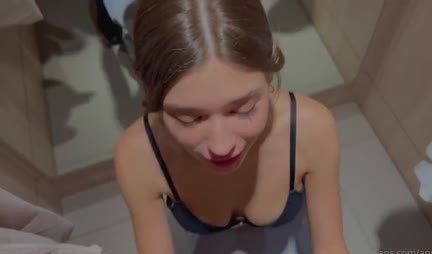 Russian chick is ready to give a blowjob right in the fitting room of a store